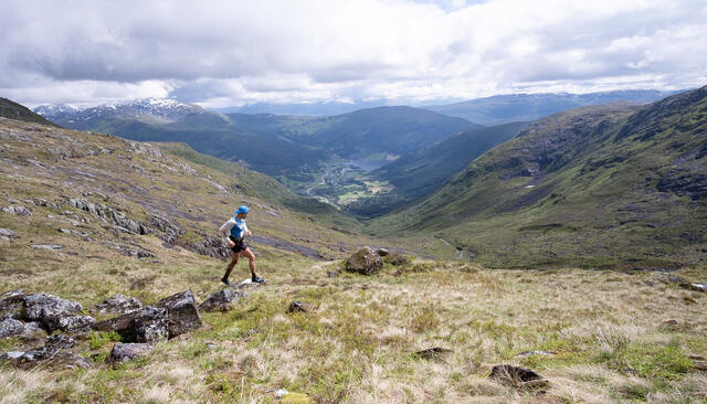 Flotte omgivelser i Honndalsfjella. Vinner av 75 km Paul Ogier har ikke tid å nyte utsikten ned til Grodås og Hornindalsvatnet. Foto: Nikolai Flaaen