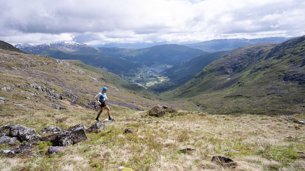 Flotte omgivelser i Honndalsfjella. Vinner av 75 km Paul Ogier har ikke tid å nyte utsikten ned til Grodås og Hornindalsvatnet. Foto: Nikolai Flaaen