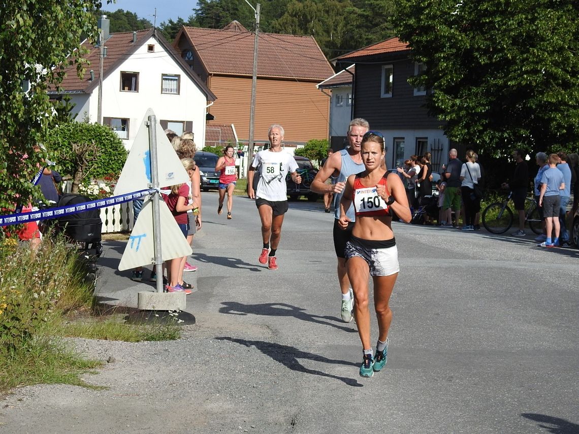 Ida Tjørsvåg fra IL Tjalg løper inn til 2. plass i Intersportjoggen i sommervarne Mandal. (Arrangørfoto)