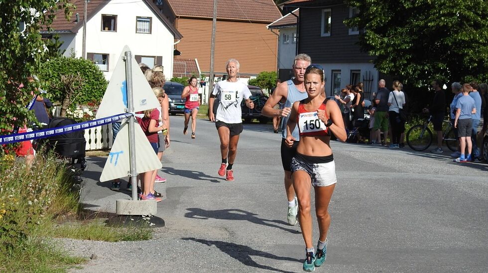 Ida Tjørsvåg fra IL Tjalg løper inn til 2. plass i Intersportjoggen i sommervarne Mandal. (Arrangørfoto)