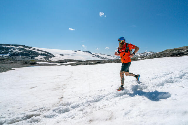 Snøføre for Håkon Frahm Stokka i kanten av Hardangerjøkulen i fjorårets løp. I år er det store snømengder også ellers i løypa. (Foto: Xtremeidfjord/Steve Ashworth)