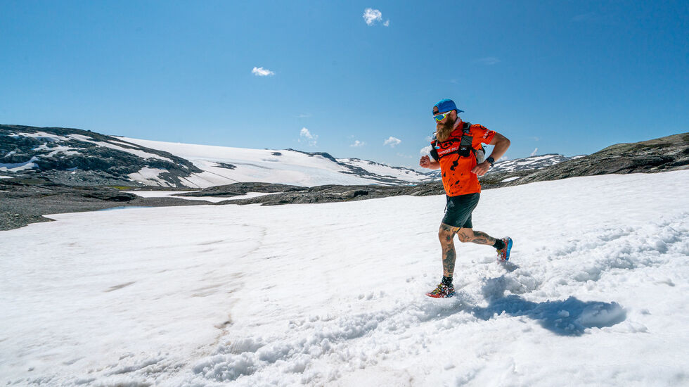 Snøføre for Håkon Frahm Stokka i kanten av Hardangerjøkulen i fjorårets løp. I år er det store snømengder også ellers i løypa. (Foto: Xtremeidfjord/Steve Ashworth)