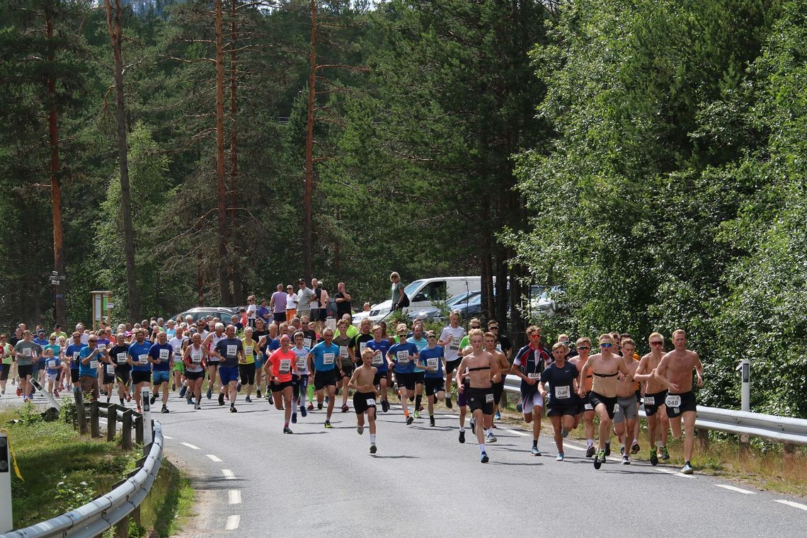 Fra starten i det 38. Risberget Rundt, 195 kvinner og menn legger ut på 5 eller 11 km. Herrevinner Torstein Vestli med startnummer 48 tar teten fra første steg. 15 barn deltok i eget barneløp. (Foto: Trond Øsmundset)