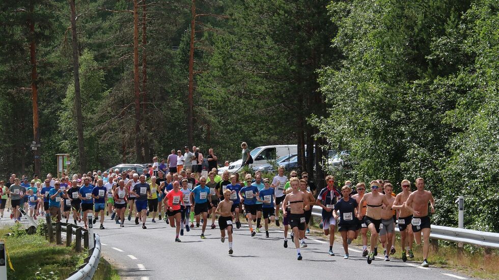 Fra starten i det 38. Risberget Rundt, 195 kvinner og menn legger ut på 5 eller 11 km. Herrevinner Torstein Vestli med startnummer 48 tar teten fra første steg. 15 barn deltok i eget barneløp. (Foto: Trond Øsmundset)