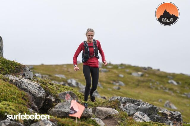 Mirjam Saarheim vant kvinnneklassen i det første Lofoten Skyrace.  (Foto: Lofoten Skyrace / Nok Surfebeiben Sandholm)