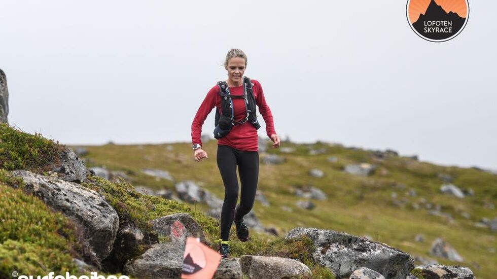 Mirjam Saarheim vant kvinnneklassen i det første Lofoten Skyrace.  (Foto: Lofoten Skyrace / Nok Surfebeiben Sandholm)