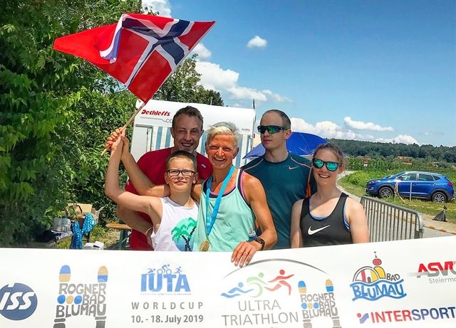 Marie Veslestaul feirer sammen med teamet som  hjalp henne de litt over to døgnene konkurransen varte. (Privat foto)