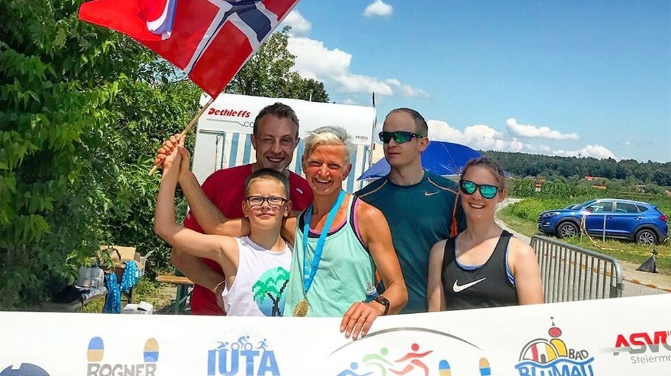 Marie Veslestaul feirer sammen med teamet som  hjalp henne de litt over to døgnene konkurransen varte. (Privat foto)