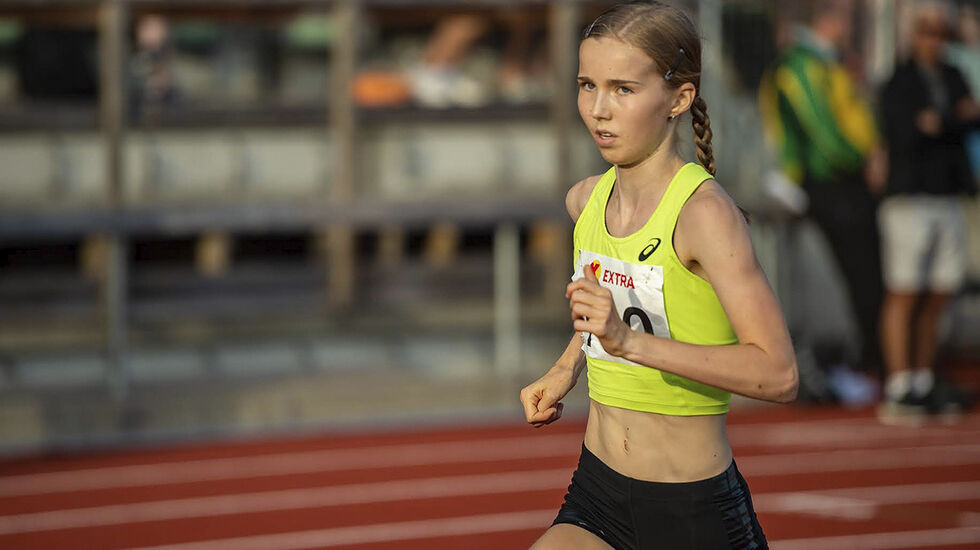 Emma Kirkeberg Mørk satte ny pers og vant 3000 meteren suverent på 9.36,62. (Foto: Samuel Hafsahl)