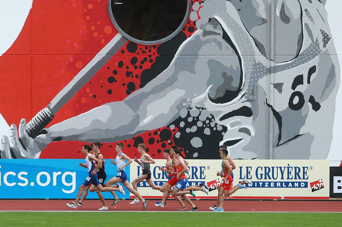 Ryahallen: Startfeltet på det første 1500 m-heatet har den rikt dekorerte friidrettshallen som bakgrunn. Moa Bollerød (med banemerke 2) ligger helt i tet. (Foto: Kjell Vigestad)