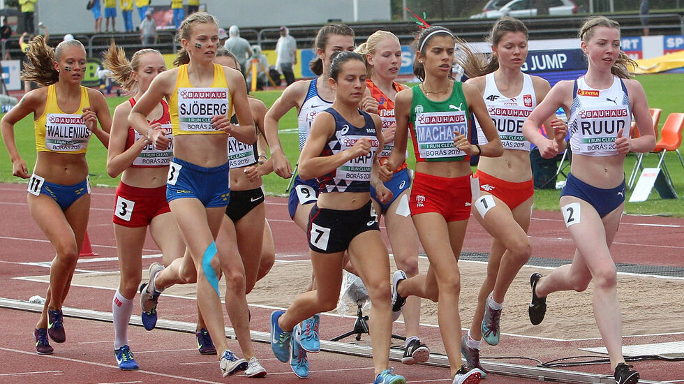 1000 m i tet: Mari Roligheten Ruud tok teten fra starten av i forsøksheatet på 3000 m og holdt den i nesten 1000 m. (Foto: Kjell Vigestad)