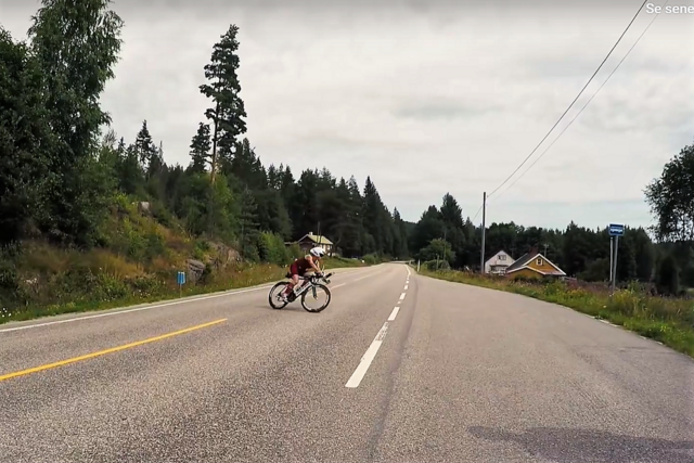 Fra vendingen på sykkeldelen i Finnskog Triathlon i 2016. (Foto: Skjermdump fra arrangørvideo)