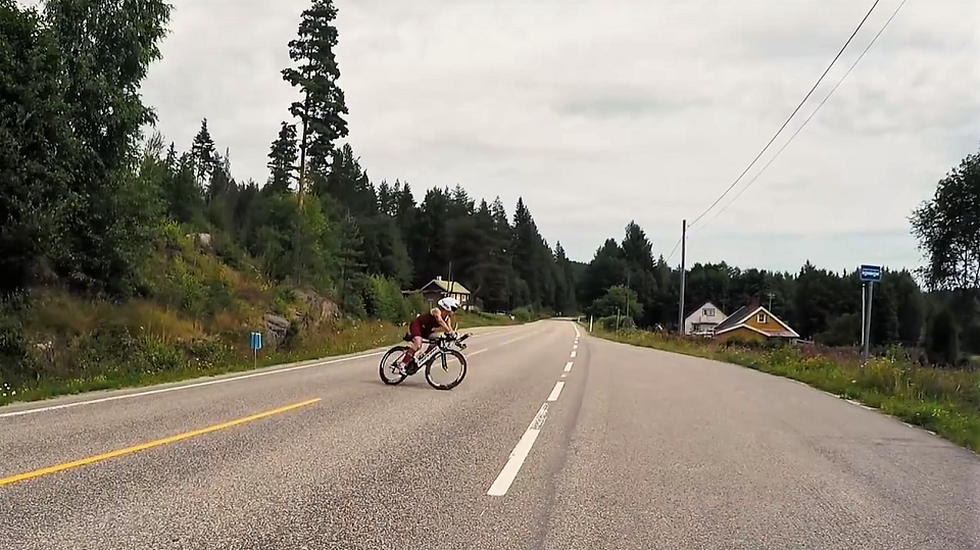 Fra vendingen på sykkeldelen i Finnskog Triathlon i 2016. (Foto: Skjermdump fra arrangørvideo)