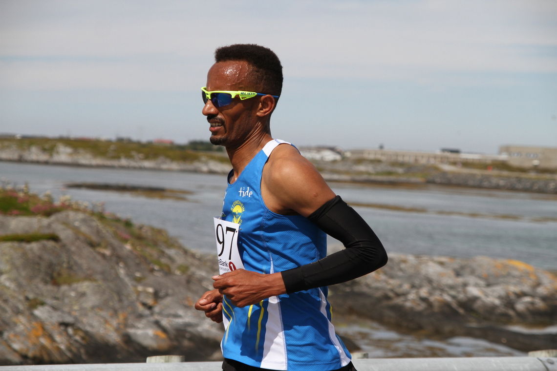 Ebrahim Abdulaziz fra Trondheim og Strindheim er regjerende norgesmester både på halv- og heilmaraton. I dag vant han Smøla halvmaraton på tiden 1.08.36