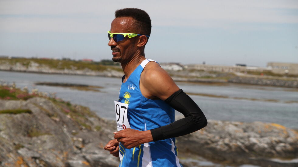 Ebrahim Abdulaziz fra Trondheim og Strindheim er regjerende norgesmester både på halv- og heilmaraton. I dag vant han Smøla halvmaraton på tiden 1.08.36