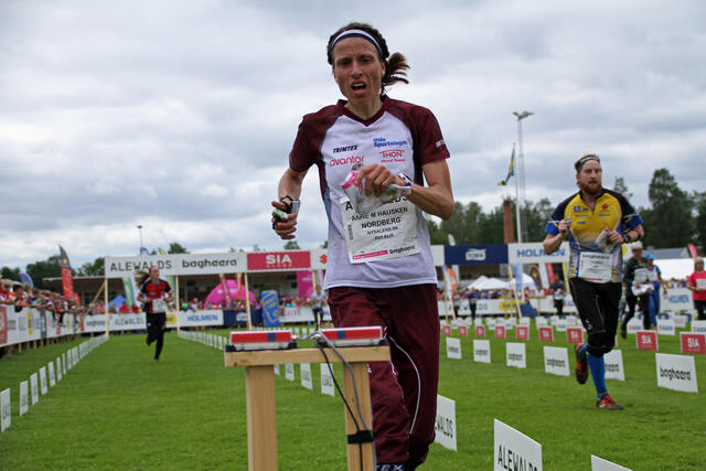 Anne Margrethe Hausken Nordberg løper inn til 2. plass i kvinneklassen.