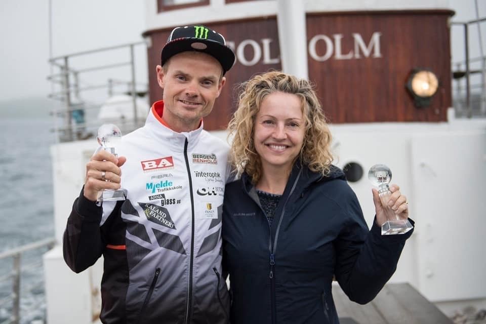 Bjørn Tore Kronen Taranger og Therese Falk har fått sine statuetter som bevis på at de var Årets Ultraløper i Norge 2018. (Foto: Peter Tubaas)