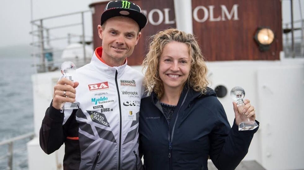 Bjørn Tore Kronen Taranger og Therese Falk har fått sine statuetter som bevis på at de var Årets Ultraløper i Norge 2018. (Foto: Peter Tubaas)
