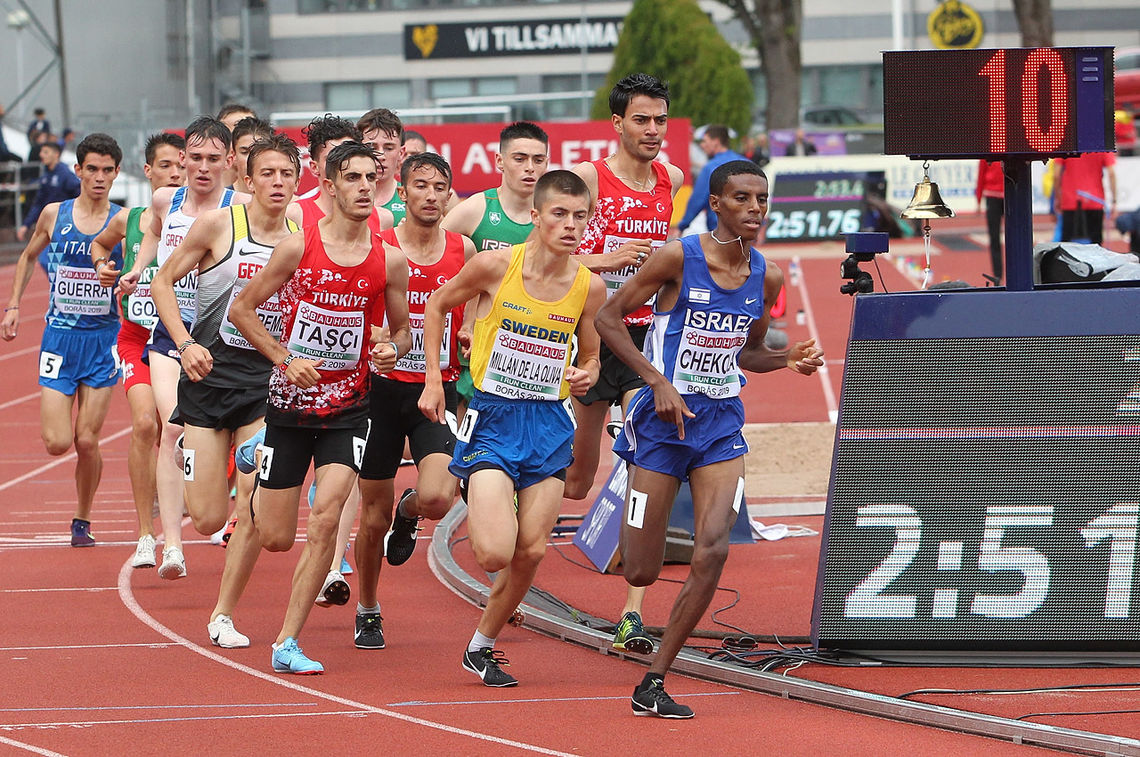 Stort felt: 21 gutter ligger samlet etter 1000 m. Håkon Stavik ligger innerst ved lista og har fire løpere bak seg, men er ikke synlig på bildet. 1000 m passeres på 2.51.76. (Foto: Kjell Vigestad)