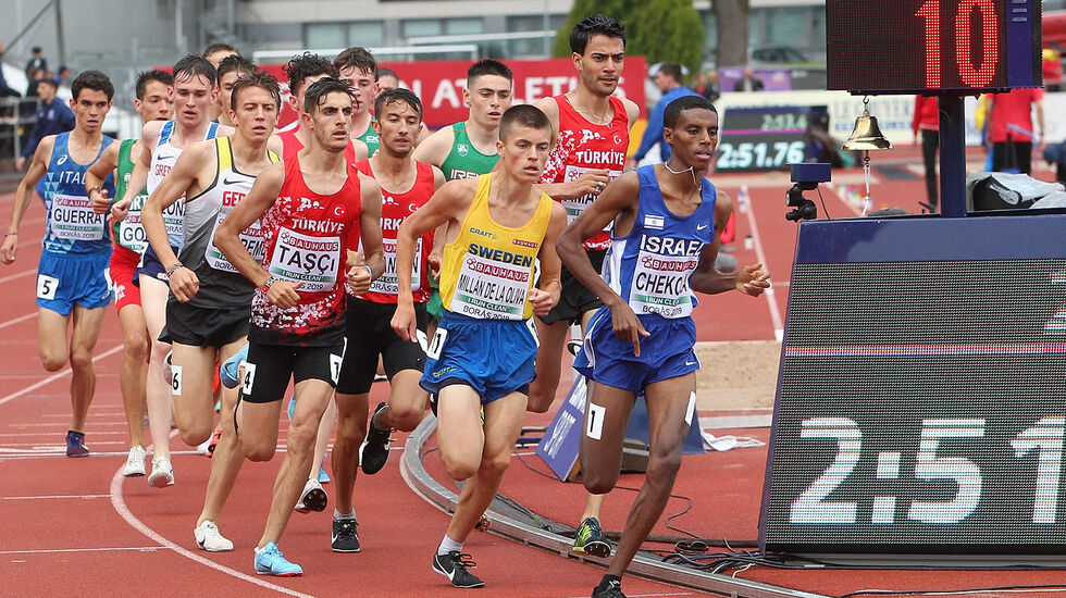 Stort felt: 21 gutter ligger samlet etter 1000 m. Håkon Stavik ligger innerst ved lista og har fire løpere bak seg, men er ikke synlig på bildet. 1000 m passeres på 2.51.76. (Foto: Kjell Vigestad)