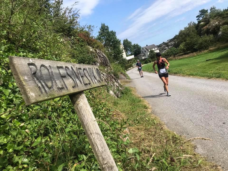 Vendepunkt for den 55 km lange 2. etappe var ved Rofnesvikjo. Løperne på bildet er Jeanette Vika og Ole Erik Flatin. (Arrangørfoto)