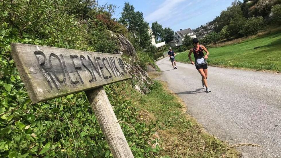 Vendepunkt for den 55 km lange 2. etappe var ved Rofnesvikjo. Løperne på bildet er Jeanette Vika og Ole Erik Flatin. (Arrangørfoto)