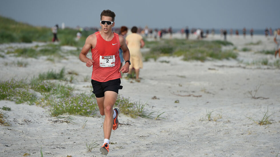 Anders Gløersen har løpt inn til 2. plass alle de tre første dagene av Etape Bornholm. Her er han på tirsdagens strandløp på Dueodde. (Foto: Sparta Atletik/Kenneth Jensen)