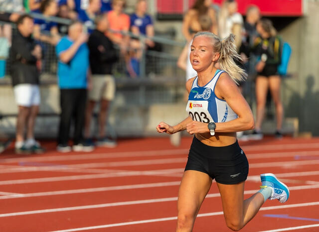 Marte Mæhlum Johansen er på rekrutteringslandslaget i langrenn, men løper også fort. Her ser vi henne under Sommerstevnet på Bislett. (Foto: Samuel Hafsahl)