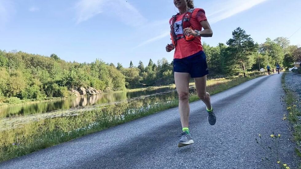 Therese Falk på den varme landevei på Bømlo, en flott opplevelse og god VM-trening. (Arrangørfoto)