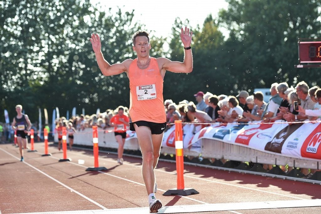 Anders Gløersen løper inn til 2. plass i Rønne på siste dag av Etape Bornholm. (Foto: Sparta Atletik/Kenneth Jensen)​