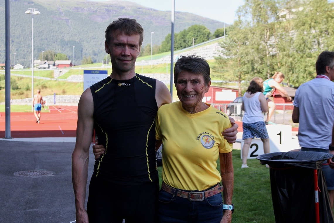 Helge Hafsås og Vera Nystad mestret varmen best og blei totalvinnere på maraton i Hornindalsvatnet Maraton