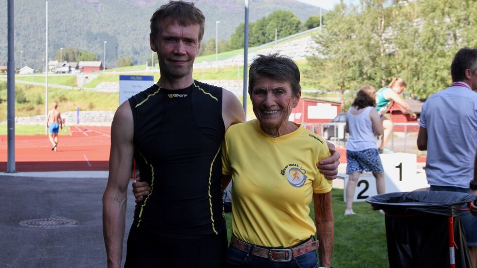Helge Hafsås og Vera Nystad mestret varmen best og blei totalvinnere på maraton i Hornindalsvatnet Maraton