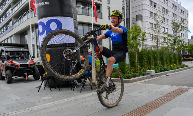 Audun Øverbye Hanssen vant den korteste distansen i Offrpoad Finnmark, 150 kilometer, med imponerende 17 minutter til andremann. (Foto: Morten Broks)