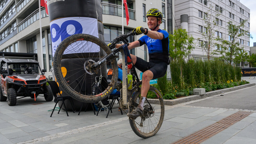 Audun Øverbye Hanssen vant den korteste distansen i Offrpoad Finnmark, 150 kilometer, med imponerende 17 minutter til andremann. (Foto: Morten Broks)