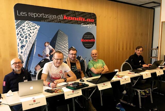 Helge Fuglseth har løpt 200 maratonløp. Lengst til venstre ser vi Helge Fuglseth på Kondis landsmøte i 2017 ved siden av selveste maratonkongen Inge Asbjørn Haugen (584 maraton). Foto: Oddvar Røsten