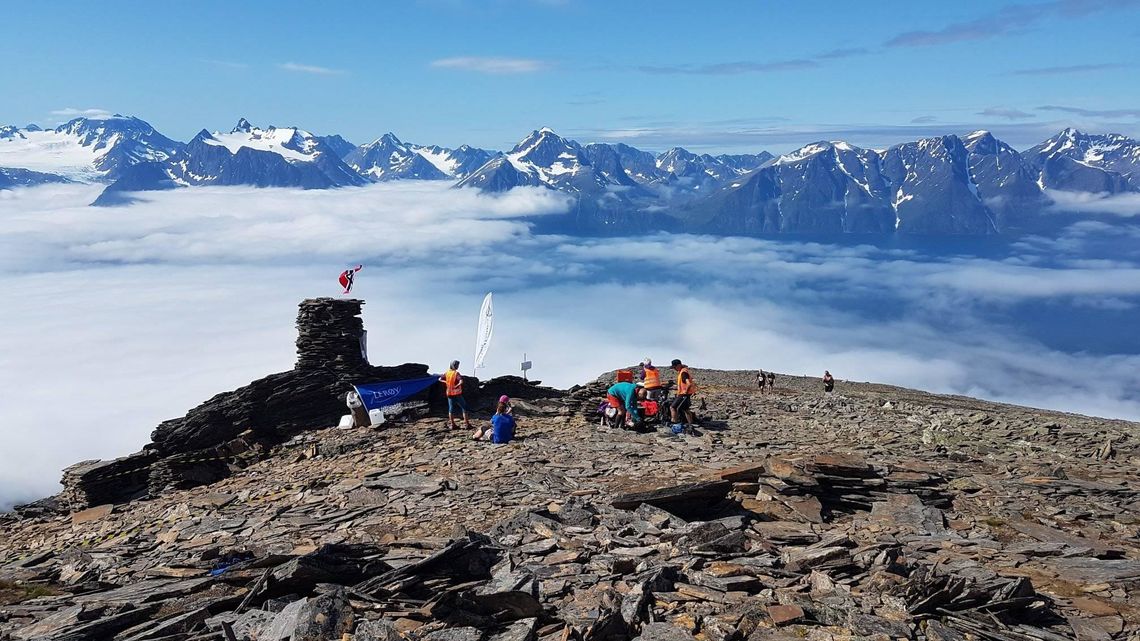 Toppen på Storhaugen, det løperne var halvveid opp-ned, med fantastisk utsikt mot Lyngsalpene. (Arrangørfoto)