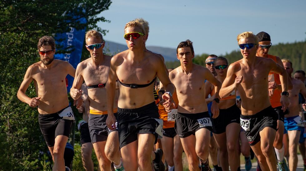 Rett etter starten med vinneren Martin Øyen Tøraasen i teten fra første meter. (Foto: Åshild Sveen Gussgard)