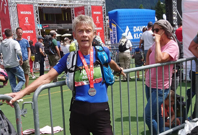 Anna Tråve med velfortjent medalje etter at hun vant klassen og ble nummer 12 totalt av kvinnene i den kuperte 20 kilometeren. (Foto: privat)
