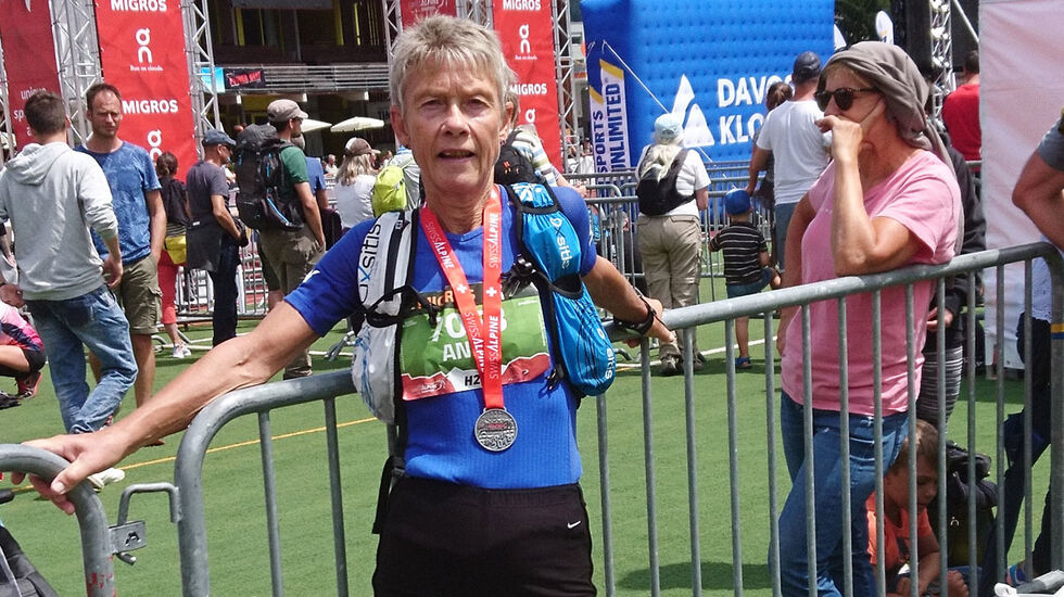 Anna Tråve med velfortjent medalje etter at hun vant klassen og ble nummer 12 totalt av kvinnene i den kuperte 20 kilometeren. (Foto: privat) 