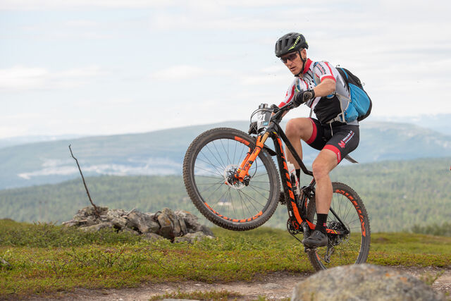 Alf Christian Losvar har gjennomført 150 av de 1150 kilometerne han skal sykle under OffroadFinnmark. I kveld starter den virkelig store utfordringen på 700 kilometer. (Foto: Morten Broks)