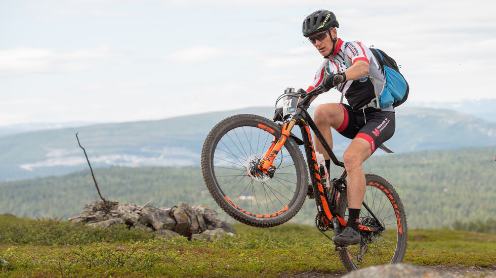 Alf Christian Losvar har gjennomført 150 av de 1150 kilometerne han skal sykle under OffroadFinnmark. I kveld starter den virkelig store utfordringen på 700 kilometer. (Foto: Morten Broks)