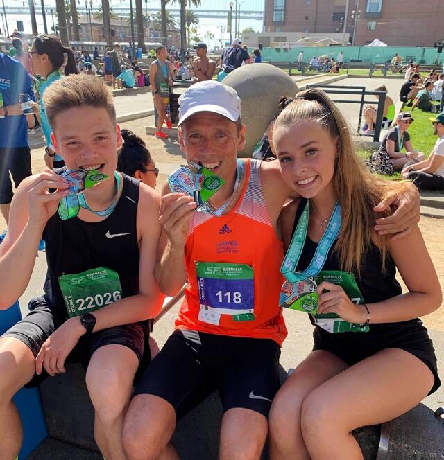 Håkon Landro sammen med barna Sander og Synne som løp halvmaraton i San Francisco. Medaljene er derimot gedigne for alle. (Privat foto)