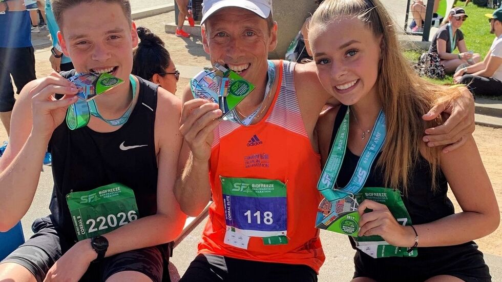 Håkon Landro sammen med barna Sander og Synne som løp halvmaraton i San Francisco. Medaljene er derimot gedigne for alle. (Privat foto)