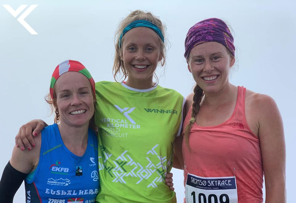 Svensk-norske Johanna Åström (midten) tok en klar seier foran Hillary Allen fra USA (til høyre) og Oihana Azkorbebeitia fra Spania. (Foto: Vertical Kilometer World Circuit)