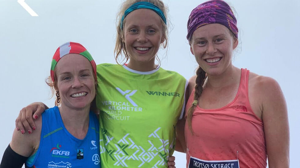Svensk-norske Johanna Åström (midten) tok en klar seier foran Hillary Allen fra USA (til høyre) og Oihana Azkorbebeitia fra Spania. (Foto: Vertical Kilometer World Circuit)