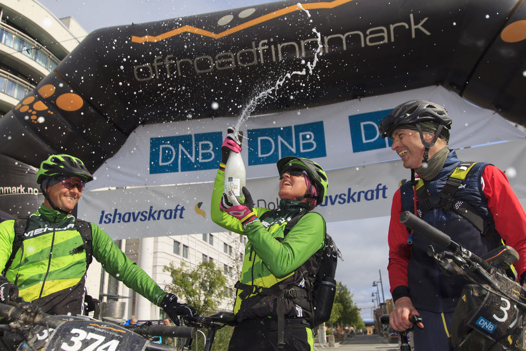 Gunn-Rita Dahle Flesjå kunne sprute med boblevann etter å ha syklet 300 kilometer på Finnmarksvidda sammen med ektemannen Kenneth (t.v.) og Geir Lien (t.h.). Foto: Jon Vidar Bull