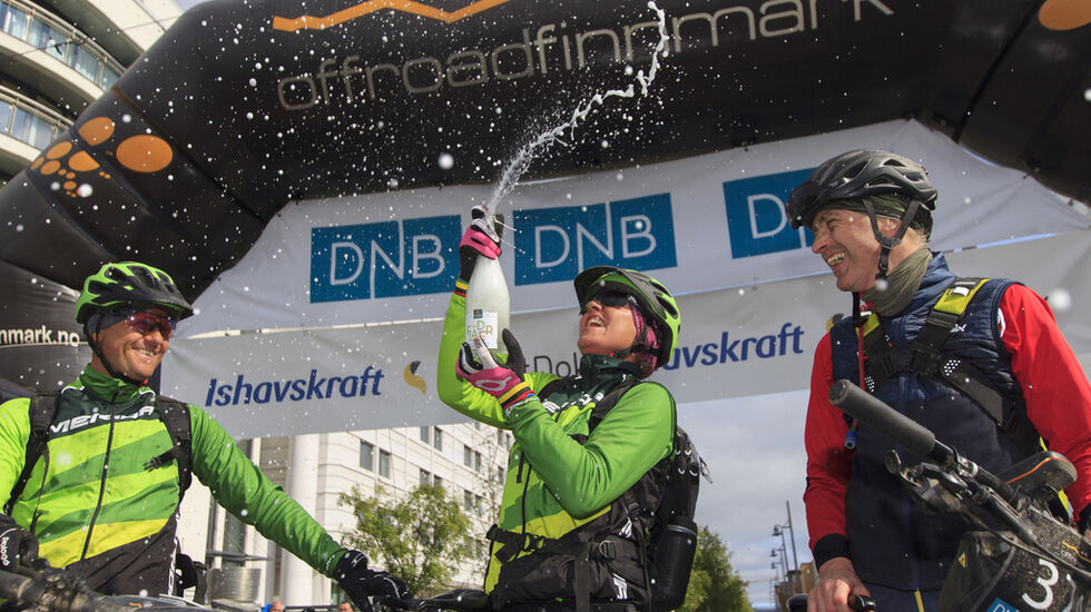 Gunn-Rita Dahle Flesjå kunne sprute med boblevann etter å ha syklet 300 kilometer på Finnmarksvidda sammen med ektemannen Kenneth (t.v.) og Geir Lien (t.h.). Foto: Jon Vidar Bull