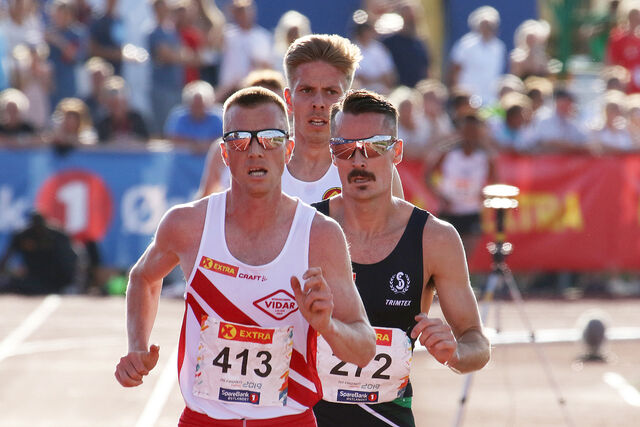 Henrik Ingebrigtsen (t.h.) må nok finne seg i å være favoritt når han møter Sondre Nordstad Moen på 5000 m. Kanskje vil også Per Svela (bak) blande seg inn. Bildet er fra NM på Hamar i fjor der Henrik vant. (Foto: Samuel Hafsahl)