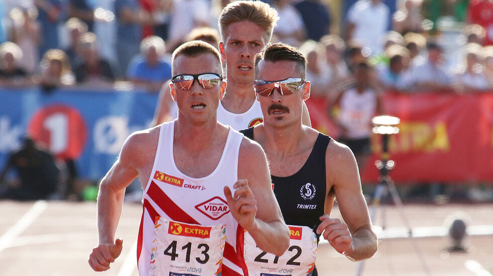 Henrik Ingebrigtsen (t.h.) må nok finne seg i å være favoritt når han møter Sondre Nordstad Moen på 5000 m. Kanskje vil også Per Svela (bak) blande seg inn. Bildet er fra NM på Hamar i fjor der Henrik vant. (Foto: Samuel Hafsahl) 