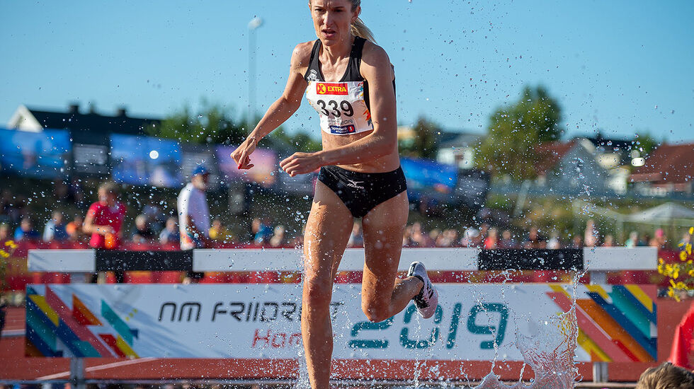 Det er effektive vanngravpasseringer for hinderspesialisten Karoline Bjerkeli Grøvdal. (Foto: Samuel Hafsahl)